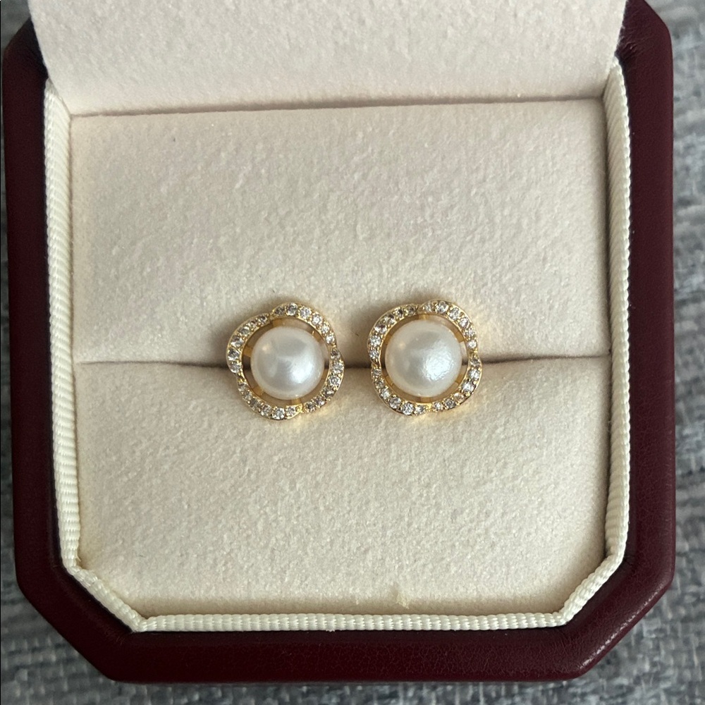 Elegant Gold and Pearl Stud Earrings